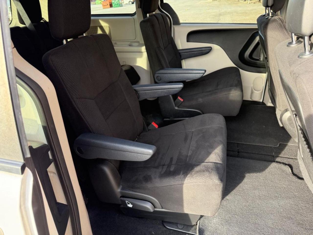 2011 Dodge Grand Caravan SXT | CLEAN CARFAX | LOW MILEAGE | STOW N GO - Photo #15