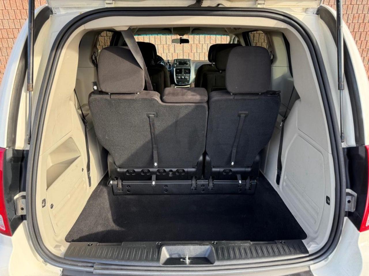 2011 Dodge Grand Caravan SXT | CLEAN CARFAX | LOW MILEAGE | STOW N GO - Photo #17