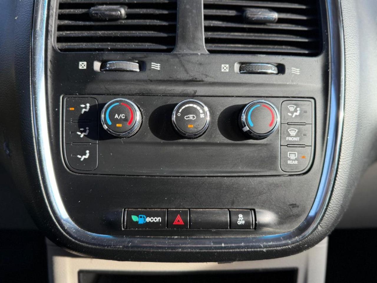 2011 Dodge Grand Caravan SXT | CLEAN CARFAX | LOW MILEAGE | STOW N GO - Photo #28