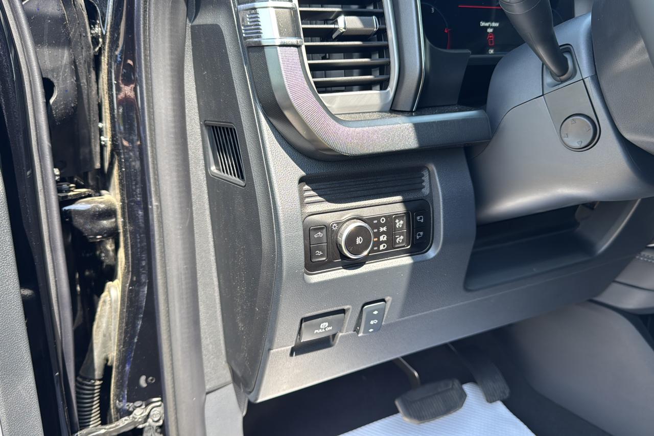 2025 Ford F-350 Super Duty Platinum Photo5