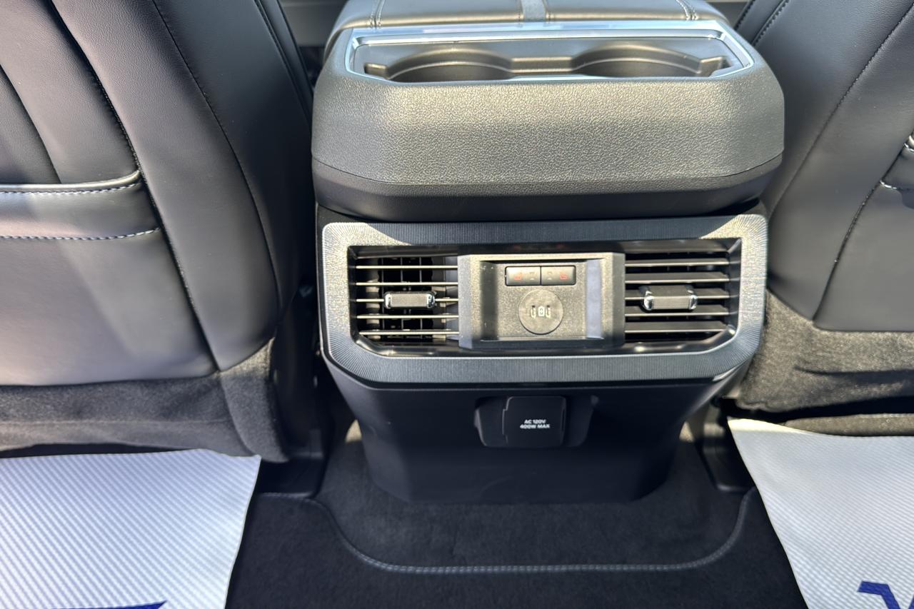 2025 Ford F-350 Super Duty Platinum Photo5