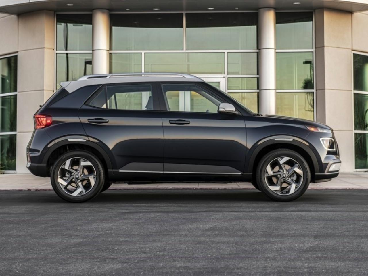 2022 Hyundai Venue Essential Photo3