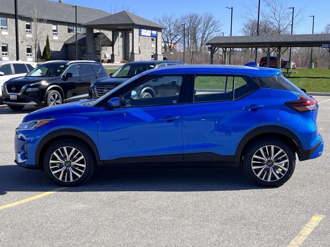 2025 Nissan Kicks Play SV FWD Photo2