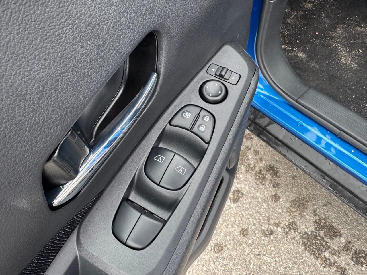 2025 Nissan Kicks Play SV FWD Photo