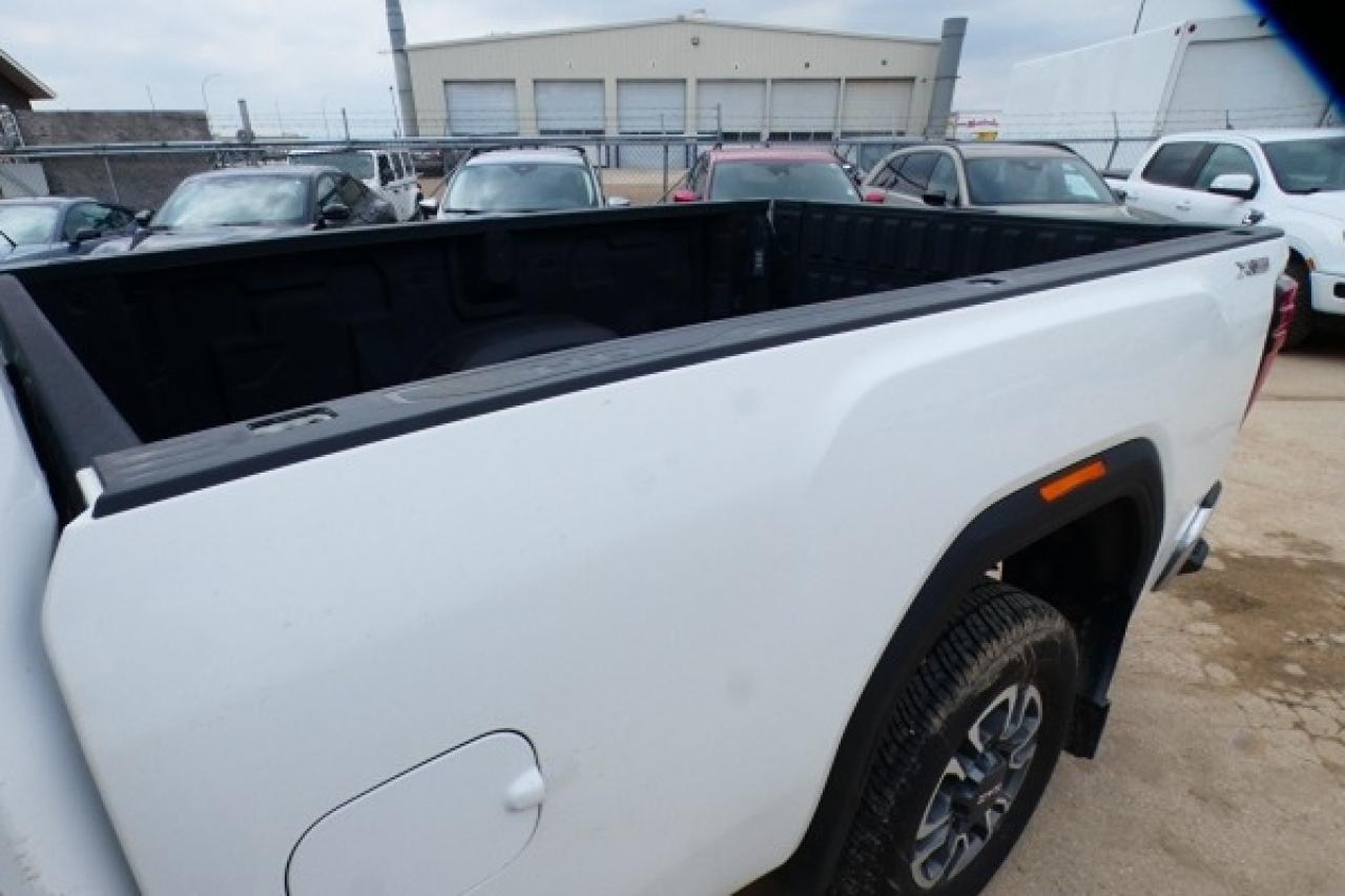 2024 GMC Sierra 3500 SLT 6.6L DURA DIESEL 8' box w/H&C L, NAV rdy, BUC - Photo #16