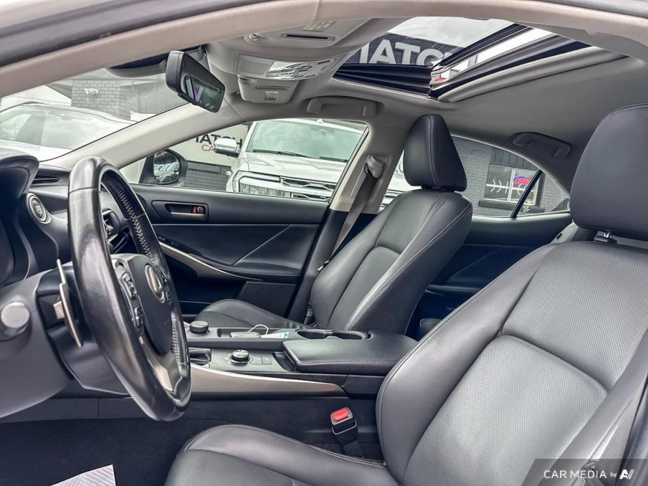 2018 Lexus IS IS300 / AWD / LEATHER / SUNROOF / COOLING SEATS - Photo #9