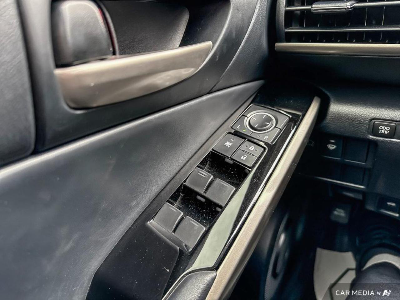 2018 Lexus IS IS300 / AWD / LEATHER / SUNROOF / COOLING SEATS - Photo #12