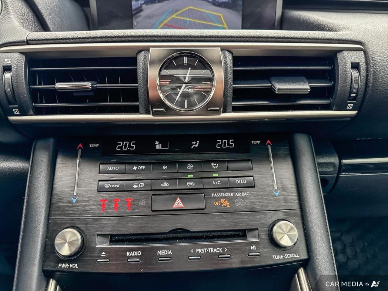2018 Lexus IS IS300 / AWD / LEATHER / SUNROOF / COOLING SEATS - Photo #16