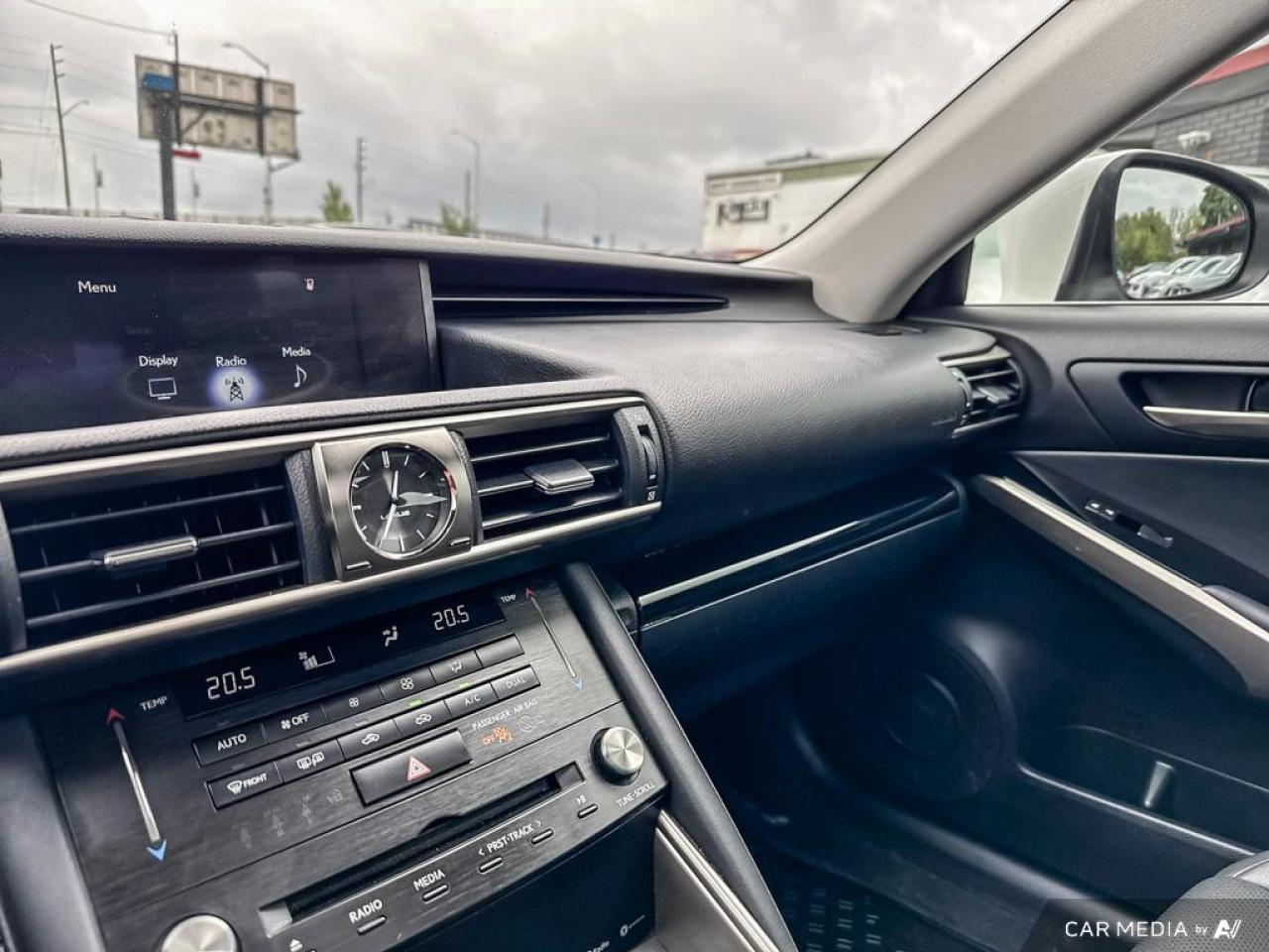 2018 Lexus IS IS300 / AWD / LEATHER / SUNROOF / COOLING SEATS - Photo #24