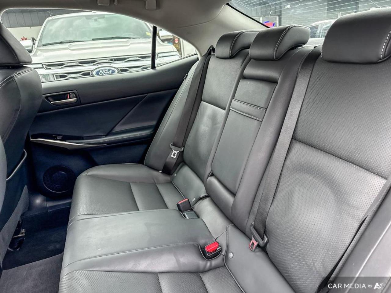 2018 Lexus IS IS300 / AWD / LEATHER / SUNROOF / COOLING SEATS - Photo #10