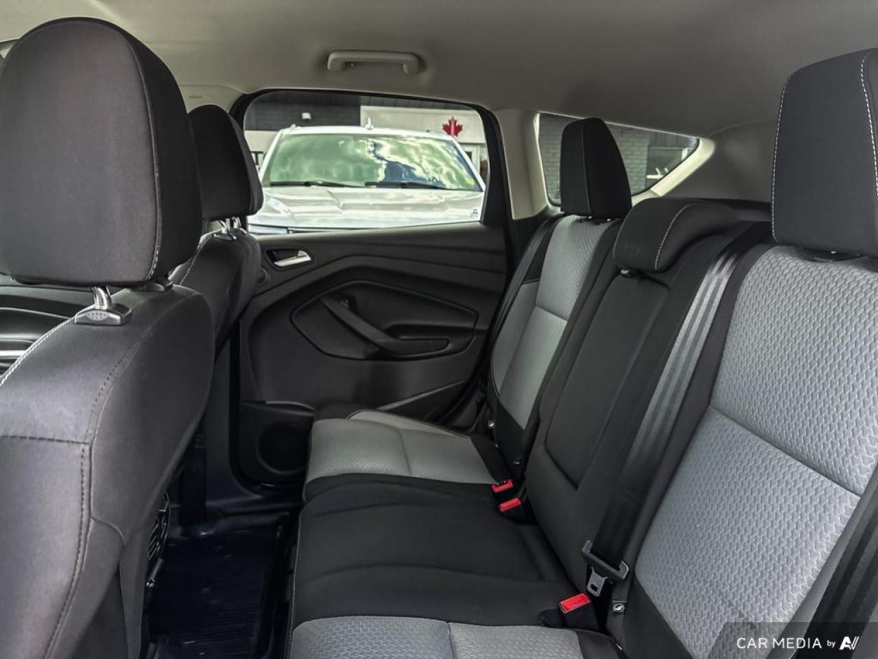 2017 Ford Escape SE / NAV / HEATED SEATS / BLUETOOTH / DUAL CLIMATE - Photo #11