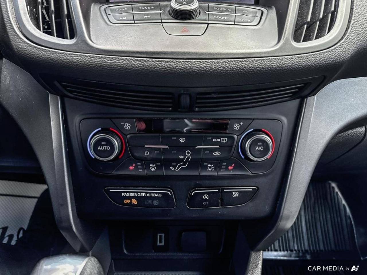 2017 Ford Escape SE / NAV / HEATED SEATS / BLUETOOTH / DUAL CLIMATE - Photo #17