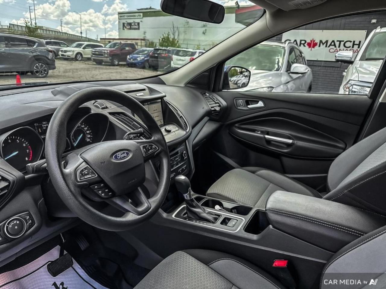 2017 Ford Escape SE / NAV / HEATED SEATS / BLUETOOTH / DUAL CLIMATE - Photo #9