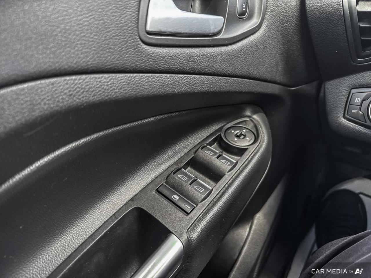 2017 Ford Escape SE / NAV / HEATED SEATS / BLUETOOTH / DUAL CLIMATE - Photo #13