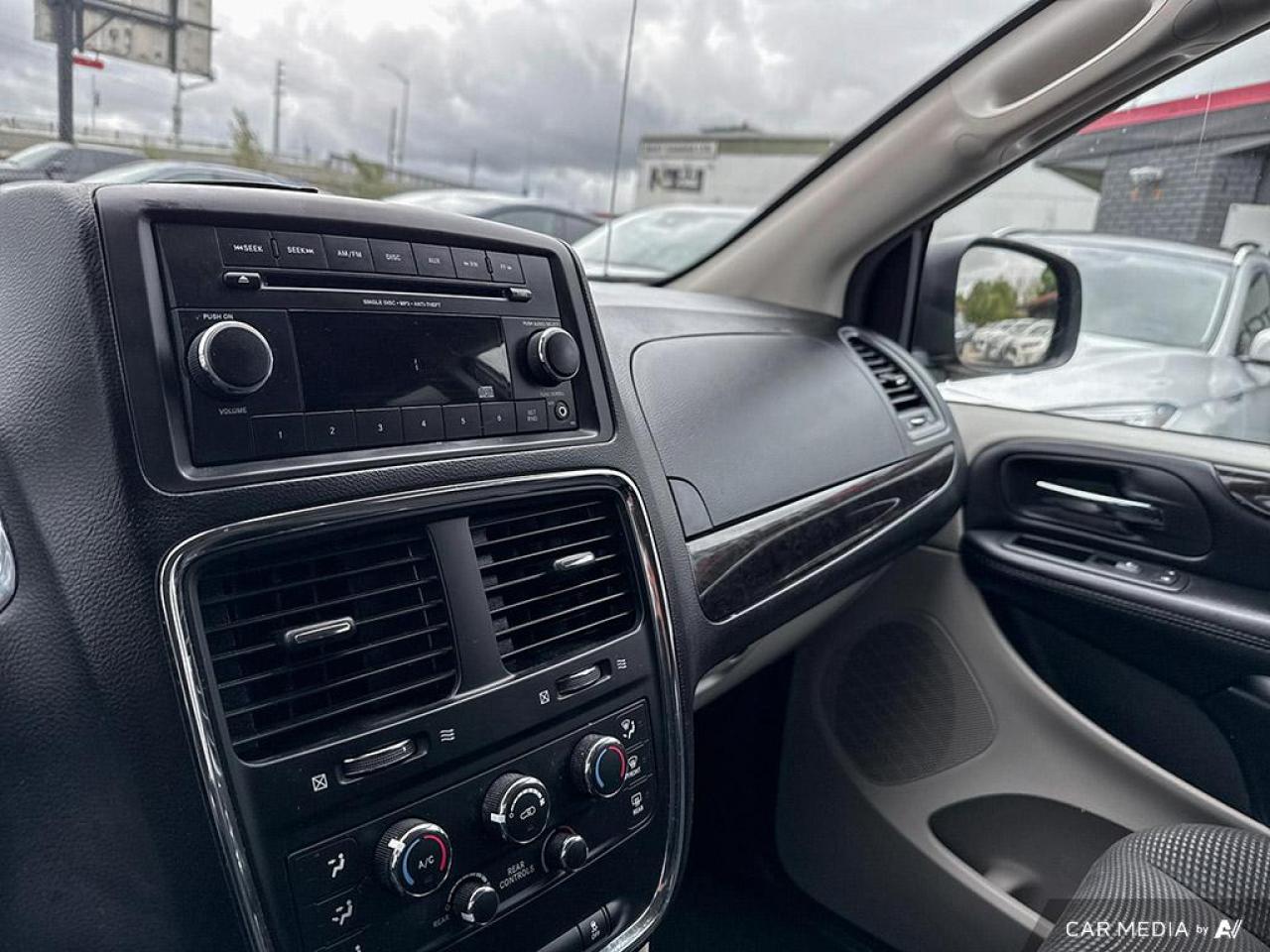 2020 Dodge Grand Caravan SE / NO ACCIDENTS / 3RD ROW STOW 'N GO / CRUISE - Photo #22