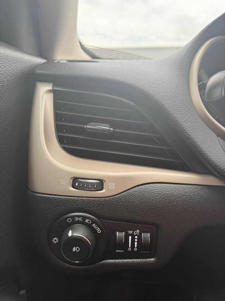 2015 Jeep Cherokee North - Photo #17