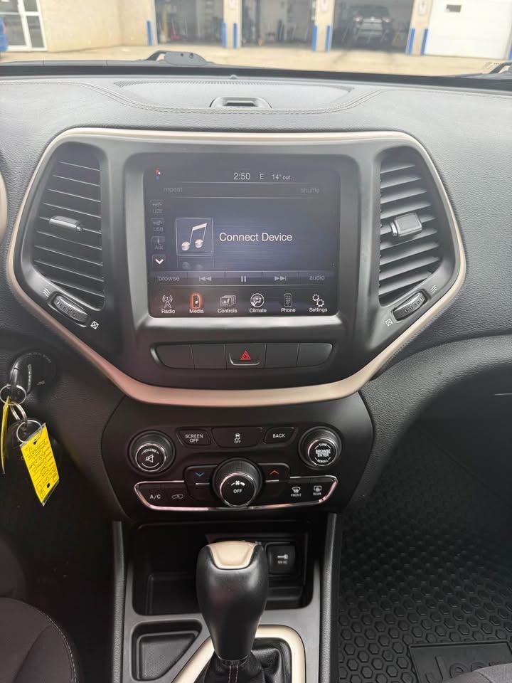 2015 Jeep Cherokee North - Photo #16