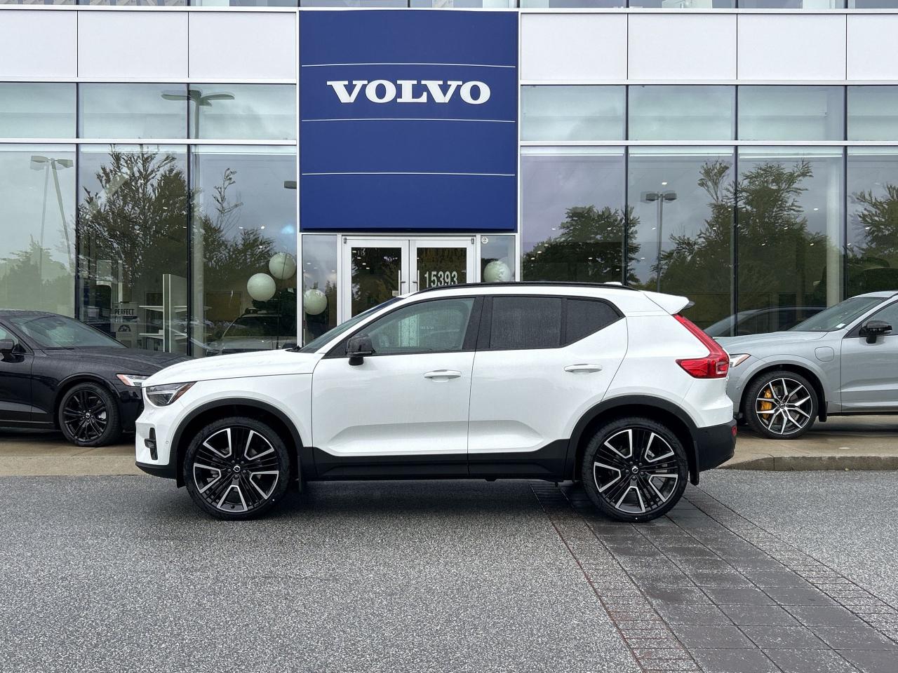 New 2025 Volvo XC40 B5 AWD Ultra Dark Theme for sale in Surrey, BC