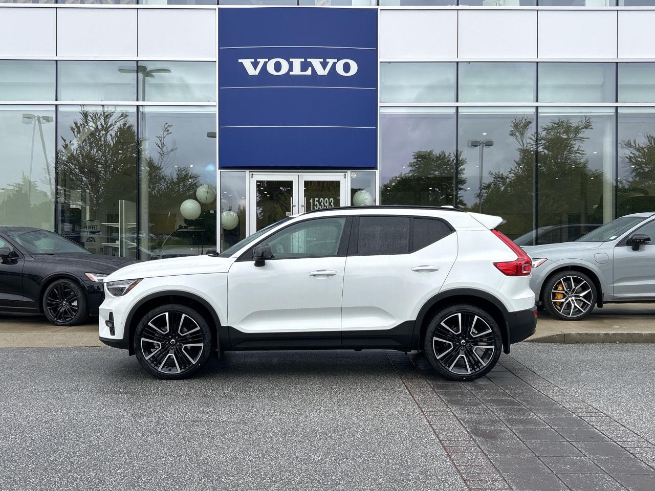 New 2025 Volvo XC40 B5 AWD Ultra Dark Theme for sale in Surrey, BC
