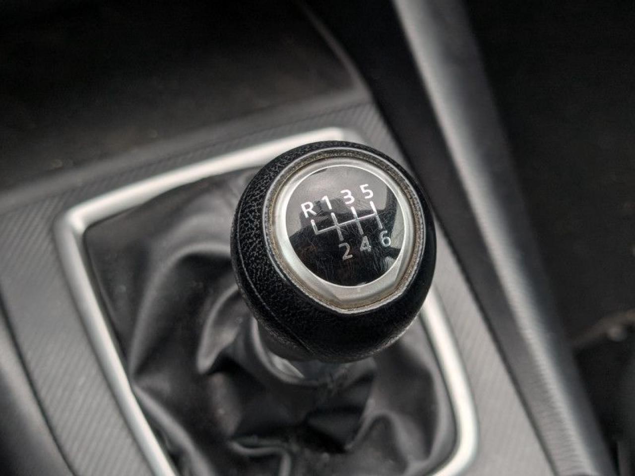 2015 Mazda MAZDA3 GX  **LOW KMS - MANUAL** Photo