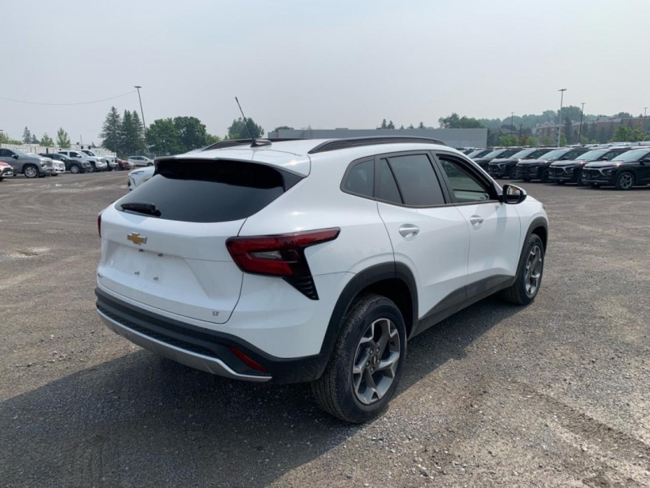 2025 Chevrolet Trax LT Photo4