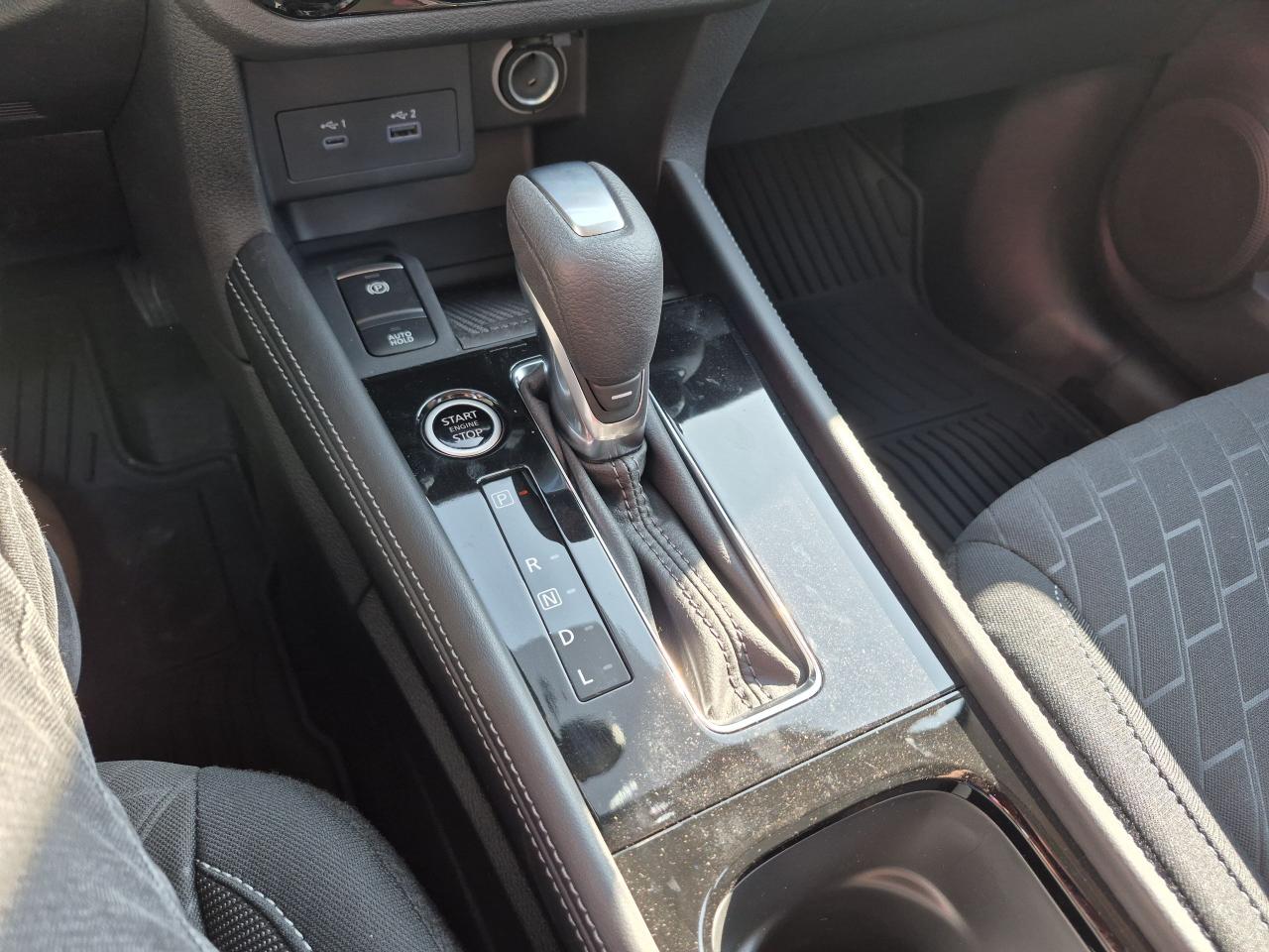 2025 Nissan Kicks Play SV FWD Photo11