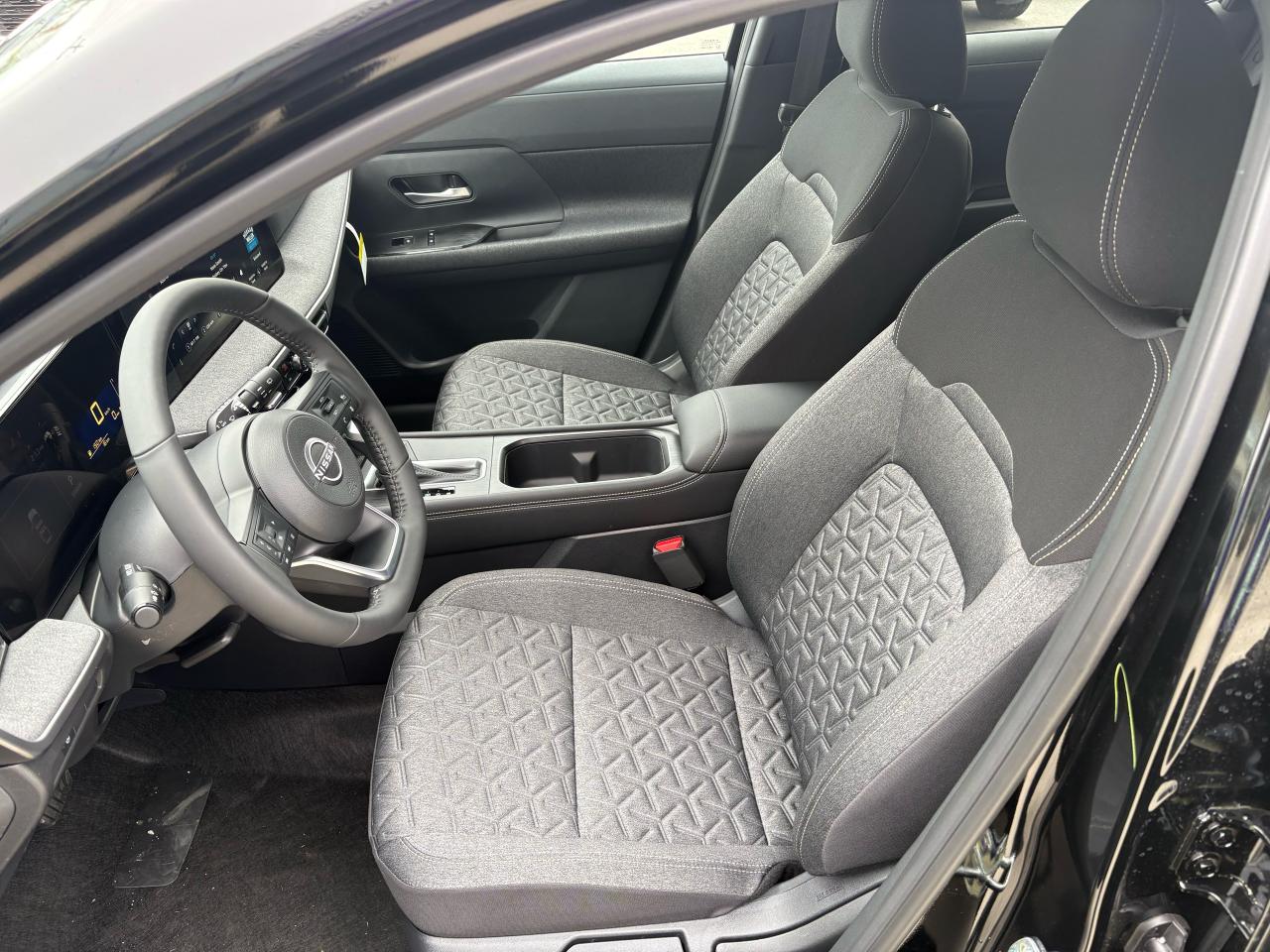 2025 Nissan Kicks SV Photo9