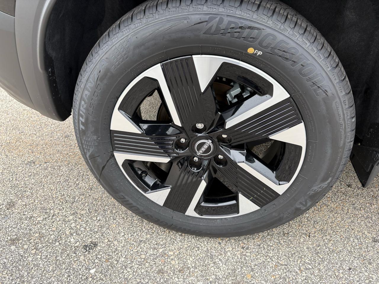 2025 Nissan Kicks SV Photo4