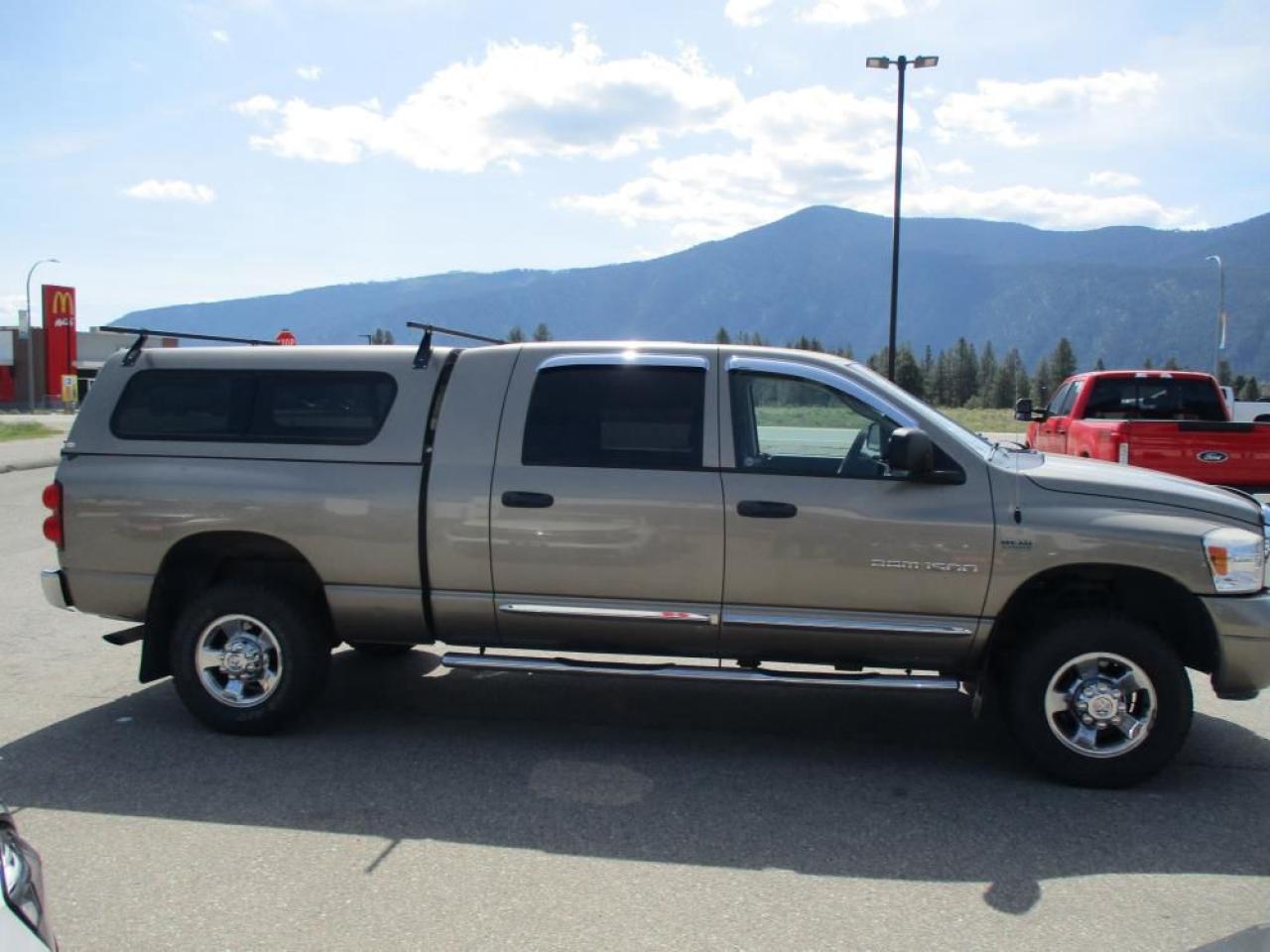2007 Dodge Ram 1500 Laramie Mega Cab 4WD Photo3