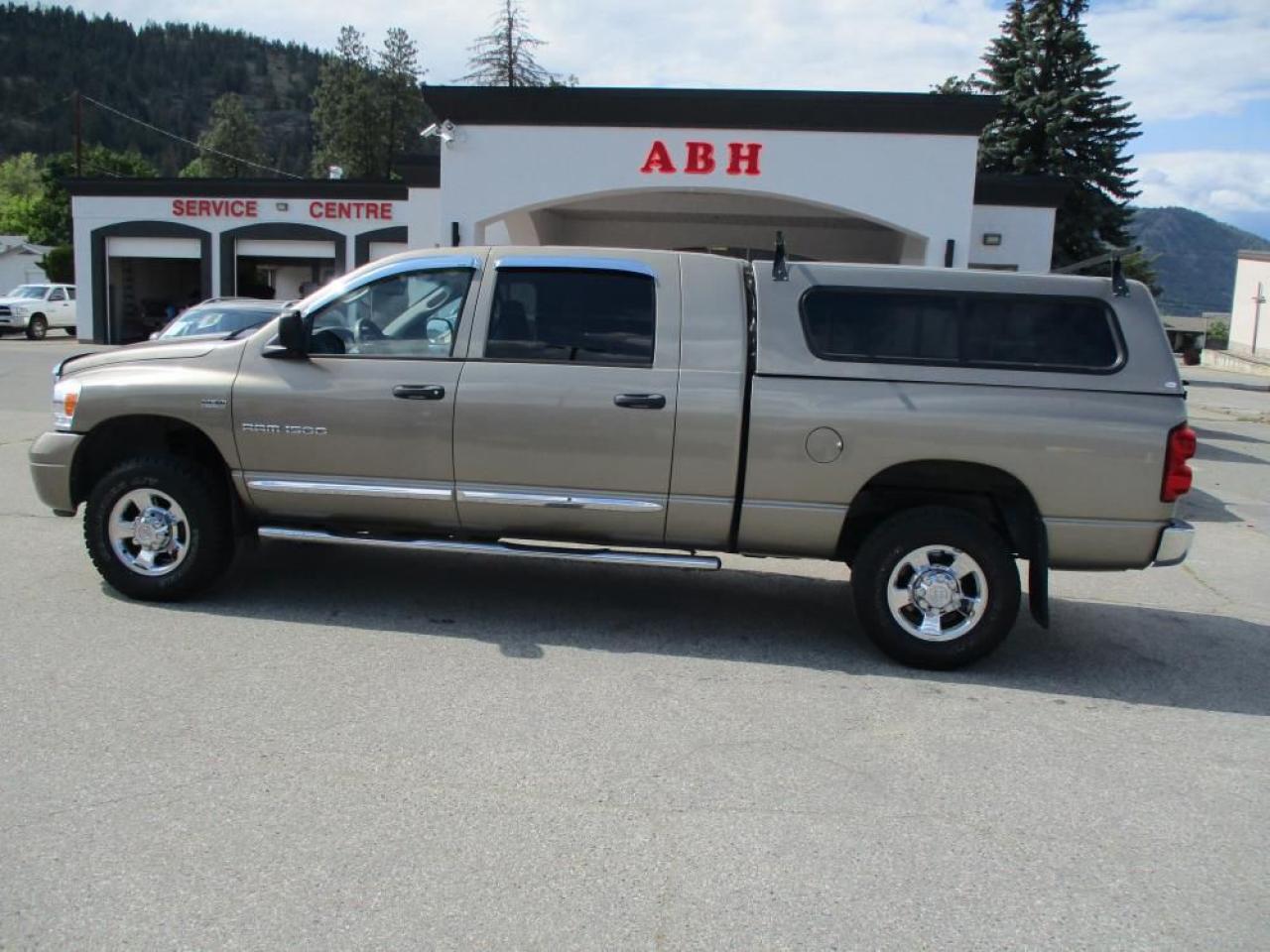 2007 Dodge Ram 1500 Laramie Mega Cab 4WD Photo2