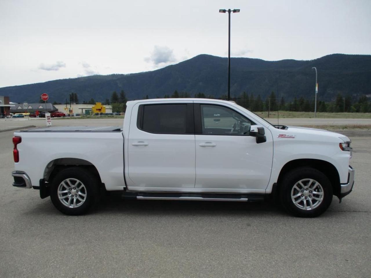 2020 Chevrolet Silverado 1500 LT Crew Cab 4WD Photo3