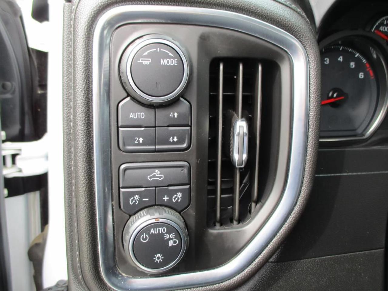 2020 Chevrolet Silverado 1500 LT Crew Cab 4WD Photo11