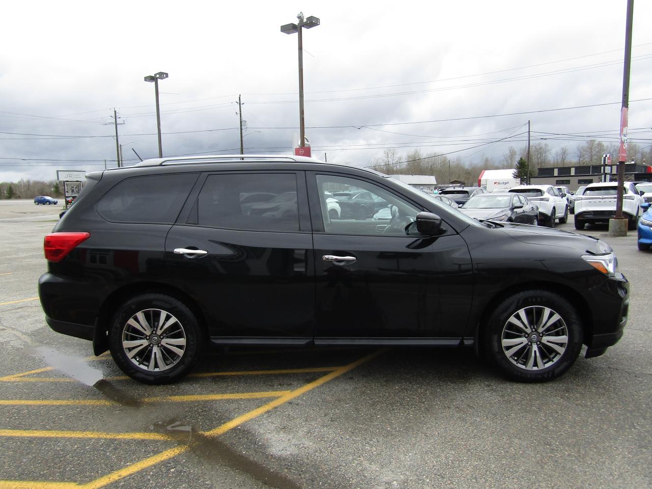 2018 Nissan Pathfinder SV Photo3