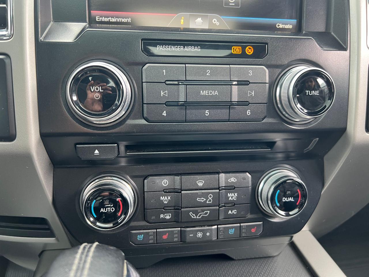 2015 Ford F-150 4WD SUPERCREW 145" LARIAT - Photo #25