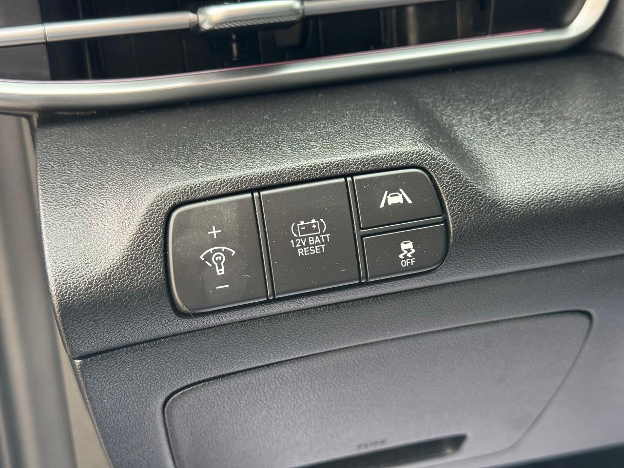 2023 Hyundai Elantra Luxury **HYBRID MODEL** - Photo #25