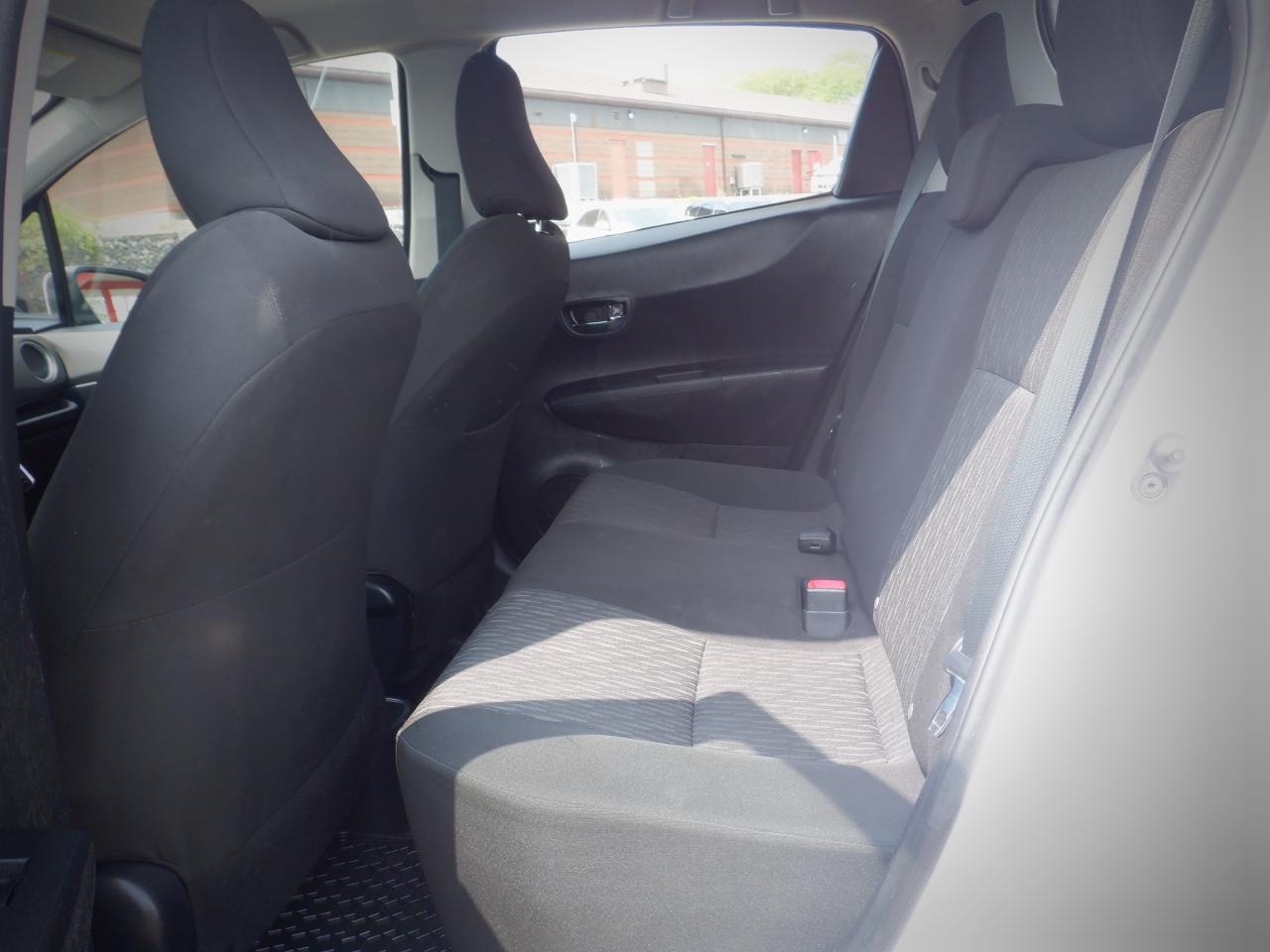2014 Toyota Yaris LE - Photo #8