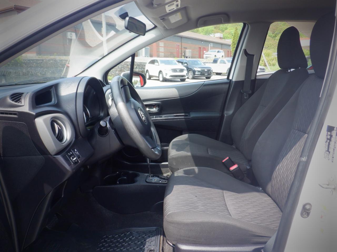2014 Toyota Yaris LE - Photo #4