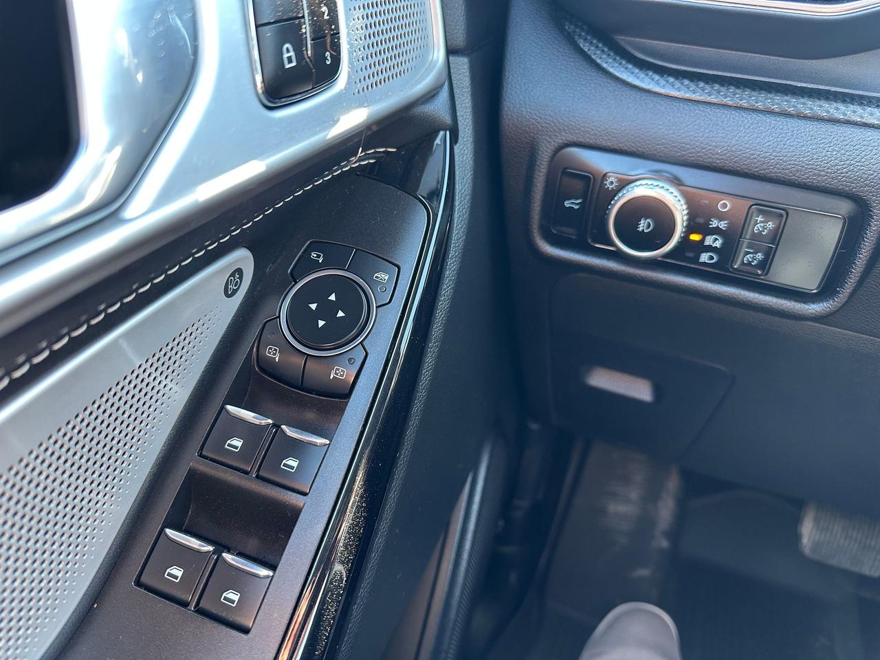 2023 Ford Explorer ST Photo5