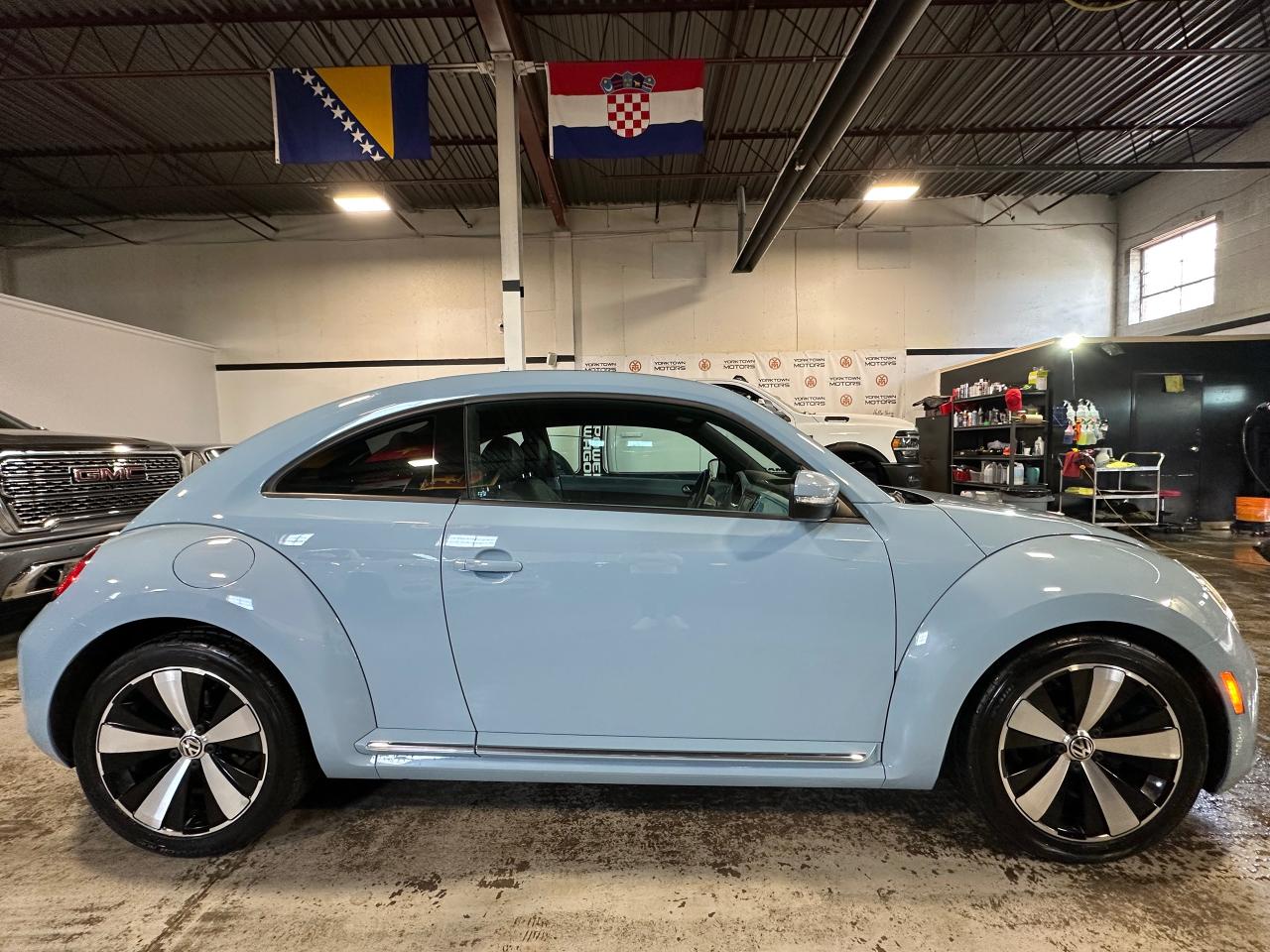 2012 Volkswagen Beetle 2DR PREMIERE+ | NO ACCIDENT | CUSTOM COLOR - Photo #6