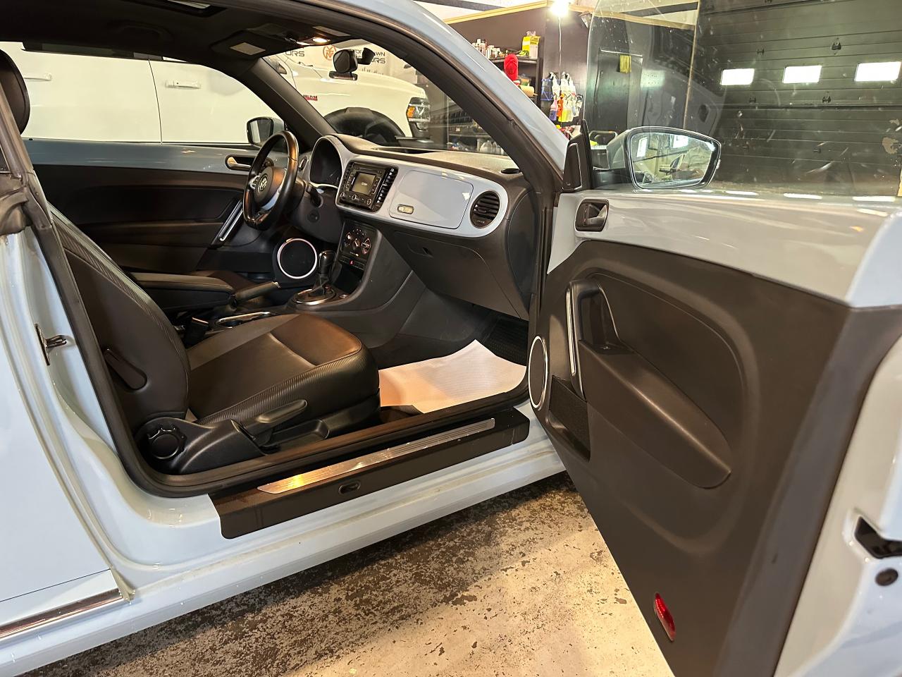 2012 Volkswagen Beetle 2DR PREMIERE+ | NO ACCIDENT | CUSTOM COLOR - Photo #9