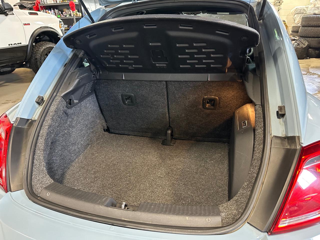 2012 Volkswagen Beetle 2DR PREMIERE+ | NO ACCIDENT | CUSTOM COLOR - Photo #18