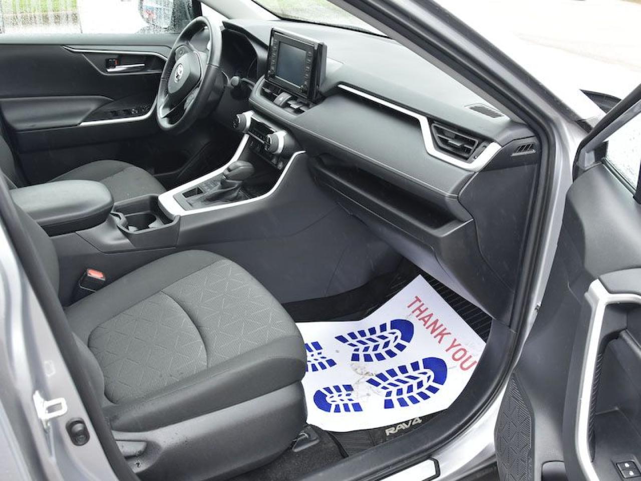 2021 Toyota RAV4 XLE AWD Photo3