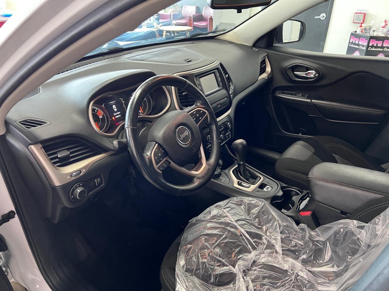 2016 Jeep Cherokee Sport Photo