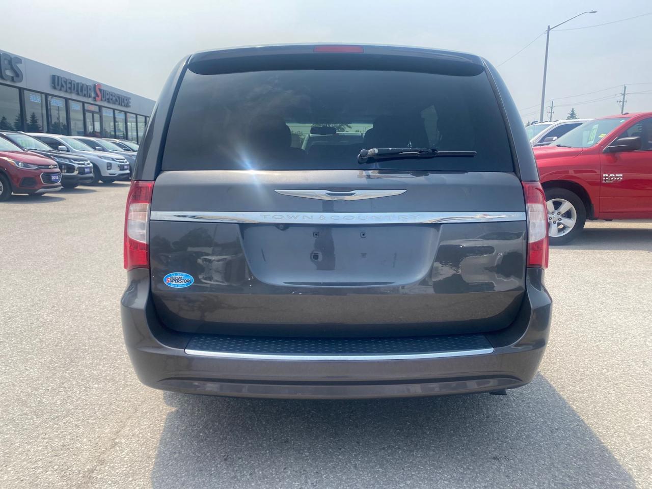2016 Chrysler Town & Country Touring ~Nav ~Camera ~Leather ~Power Moonroof Photo2