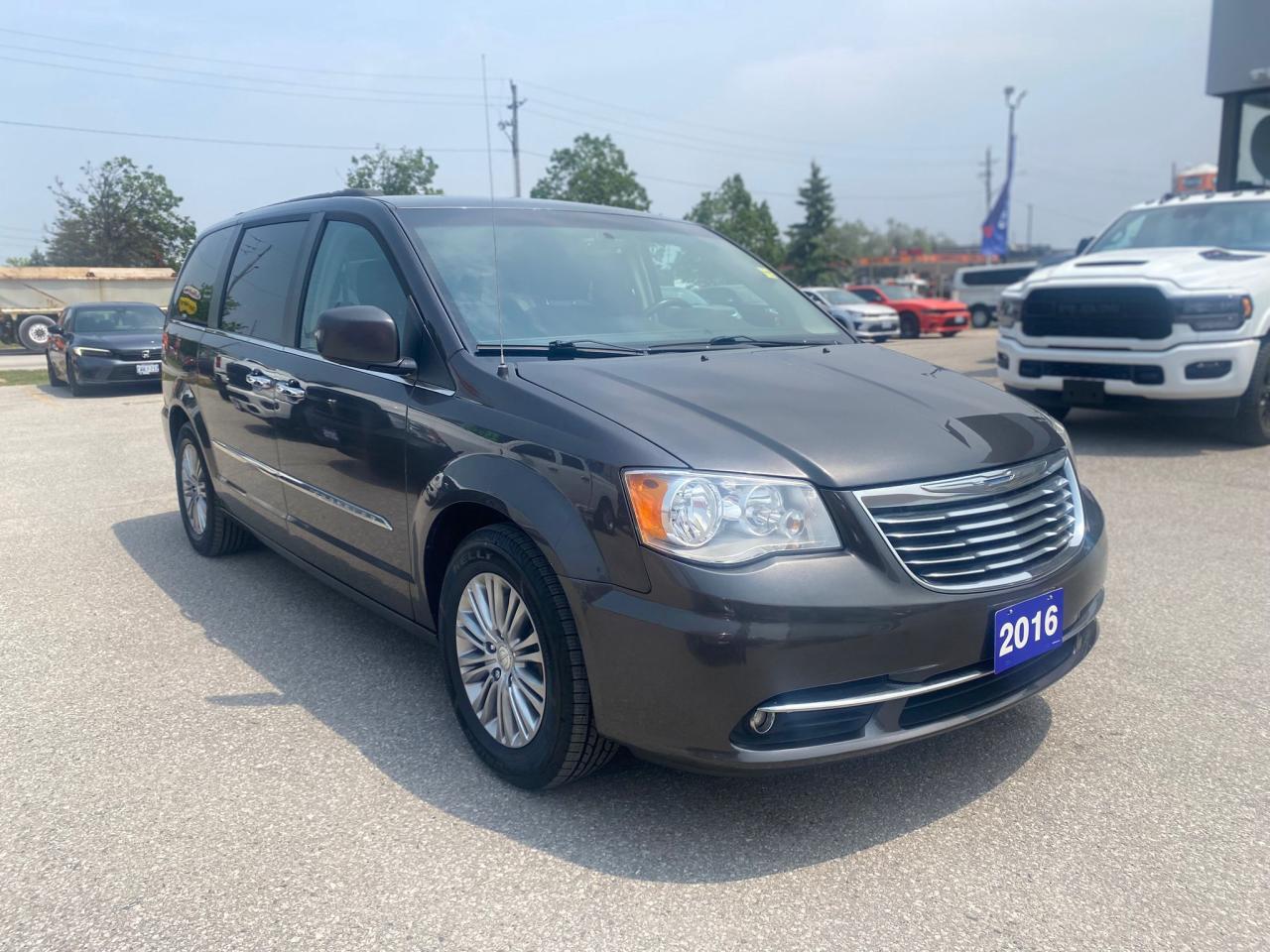 2016 Chrysler Town & Country Touring ~Nav ~Camera ~Leather ~Power Moonroof Photo4