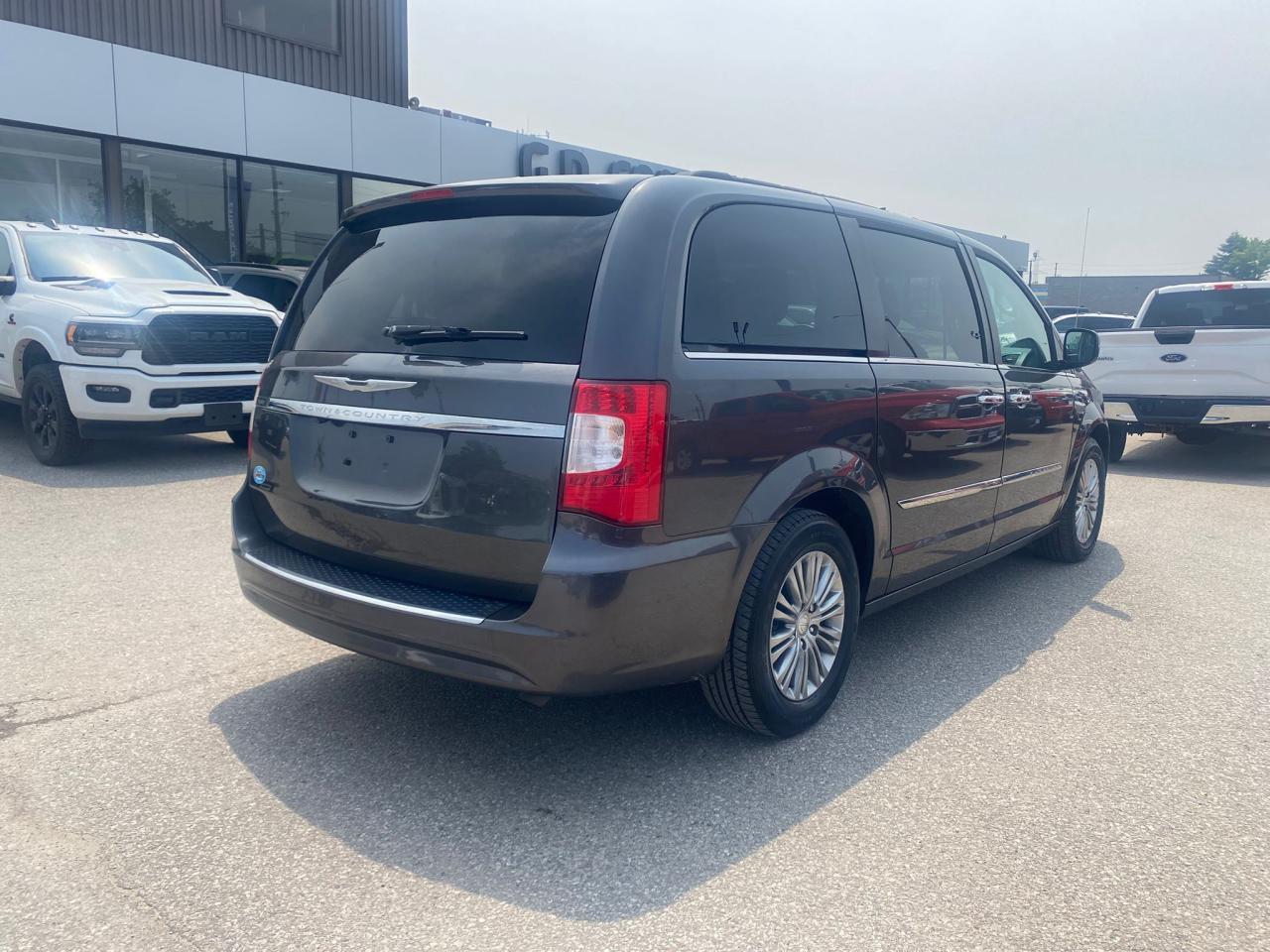 2016 Chrysler Town & Country Touring ~Nav ~Camera ~Leather ~Power Moonroof Photo3