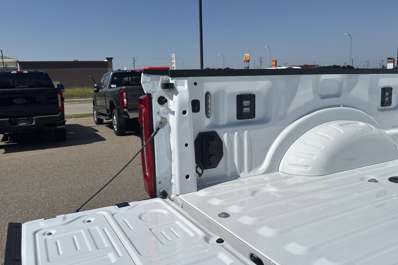 2025 Ford F-350 Super Duty Lariat Photo5