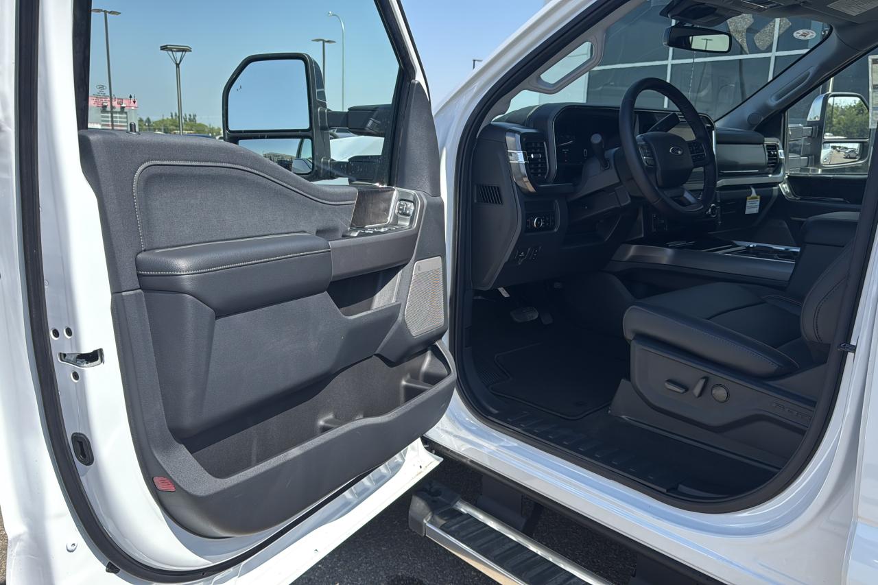 2025 Ford F-350 Super Duty Lariat Photo5