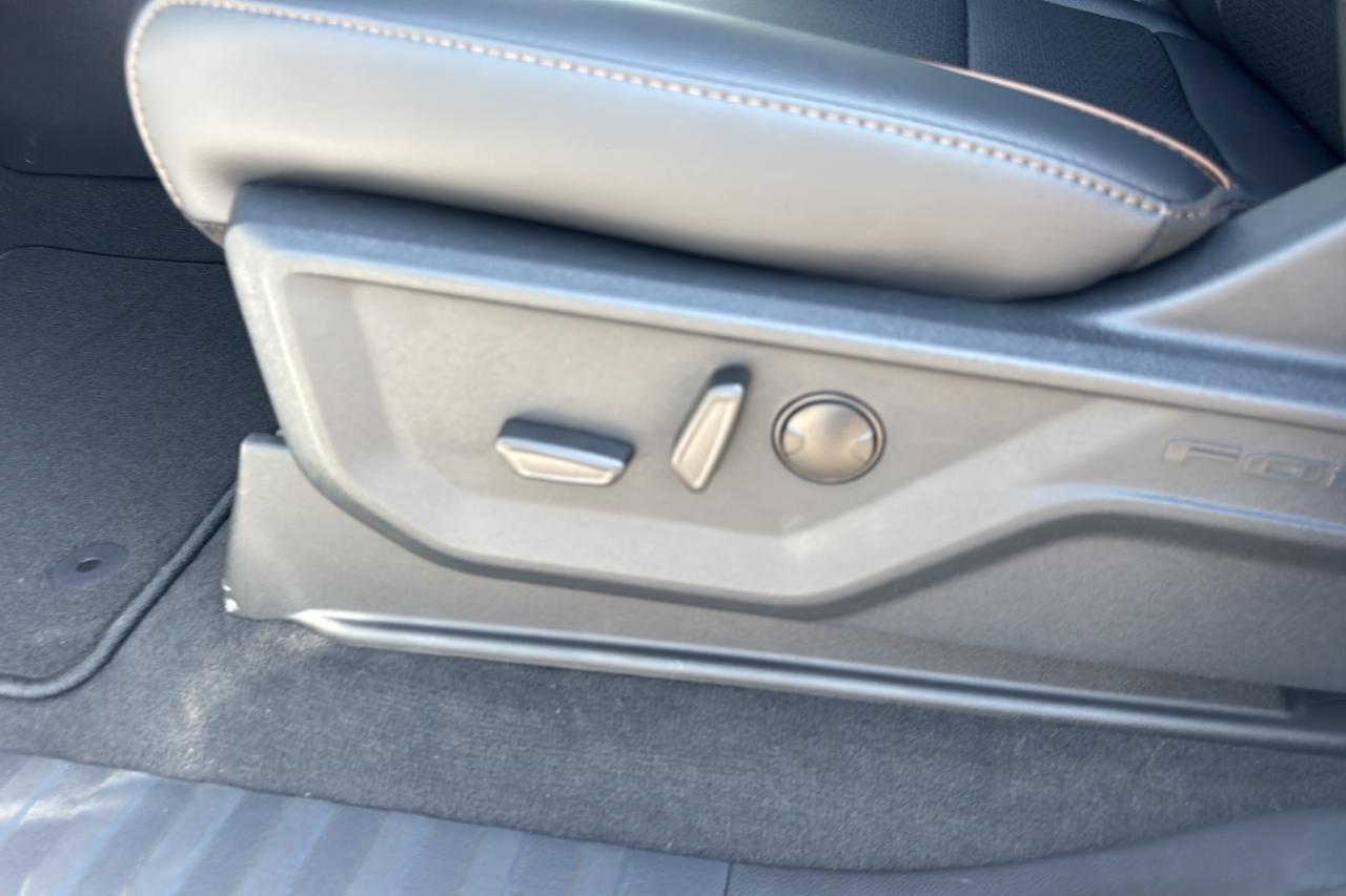 2025 Ford F-350 Super Duty Lariat Photo5