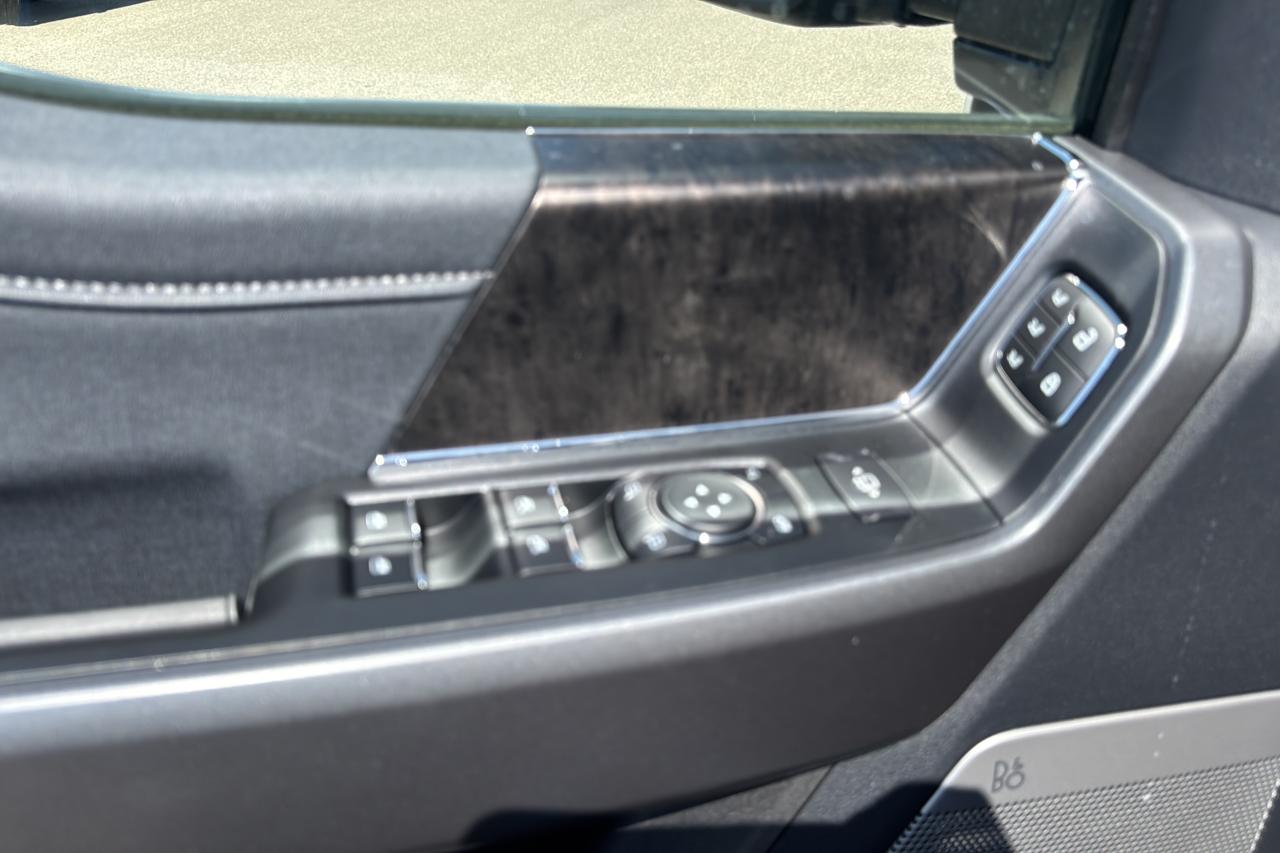 2025 Ford F-350 Super Duty Lariat Photo5